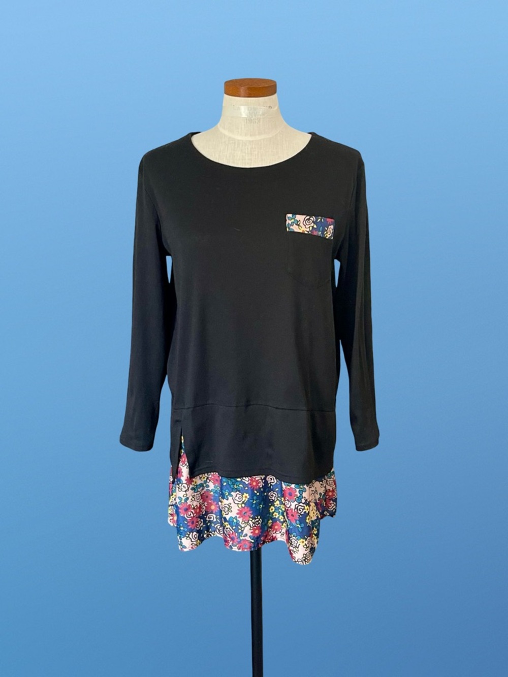 Black Long Sleeve Sweatshirt Tunic Floral Faux Layered Hem Slit Accent SzXL
